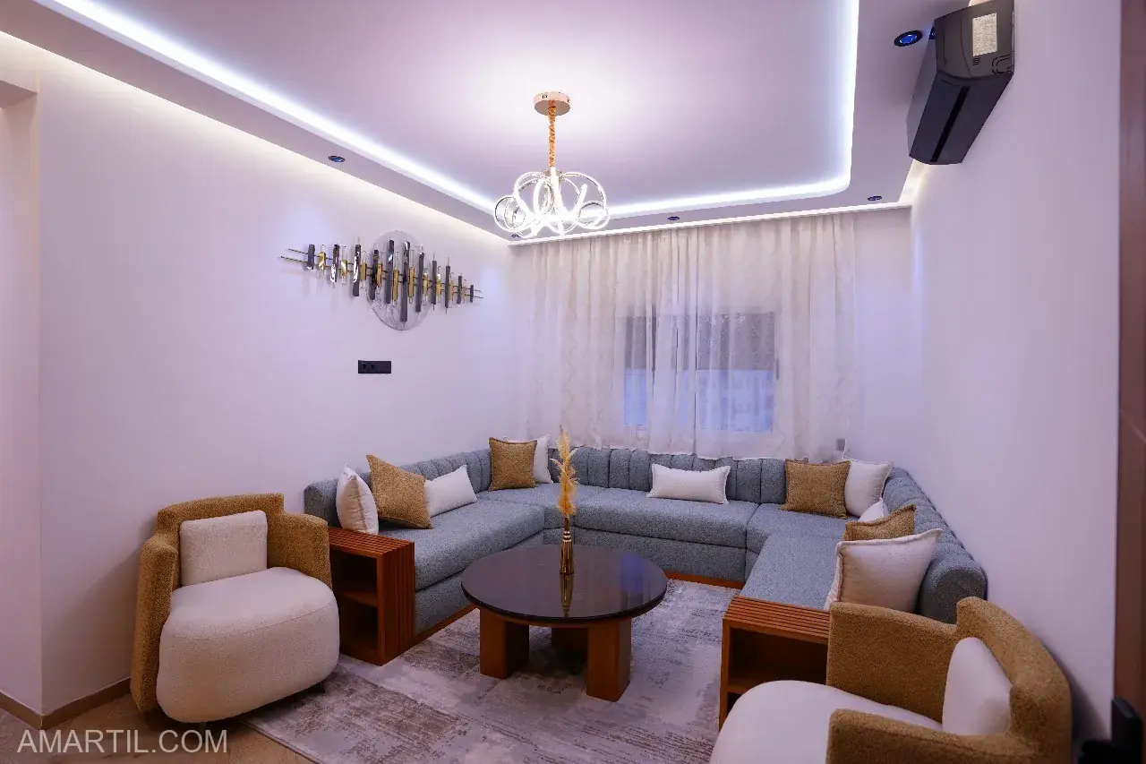 Piso amueblado de lujo en venta en Martil, 2 habitaciones y salón con balcón, dispone de ascensor y garaje para coches, en una ubicación ideal.
