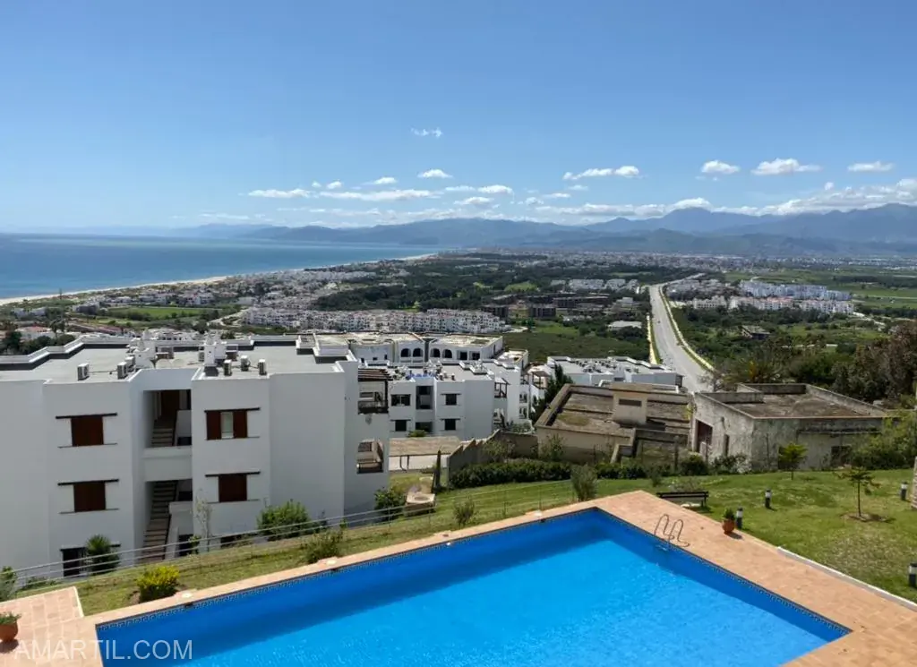 Moderno apartamento en alquiler en Cabo Negro de 2 dormitorios, salón, piscina e impresionantes vistas al mar
