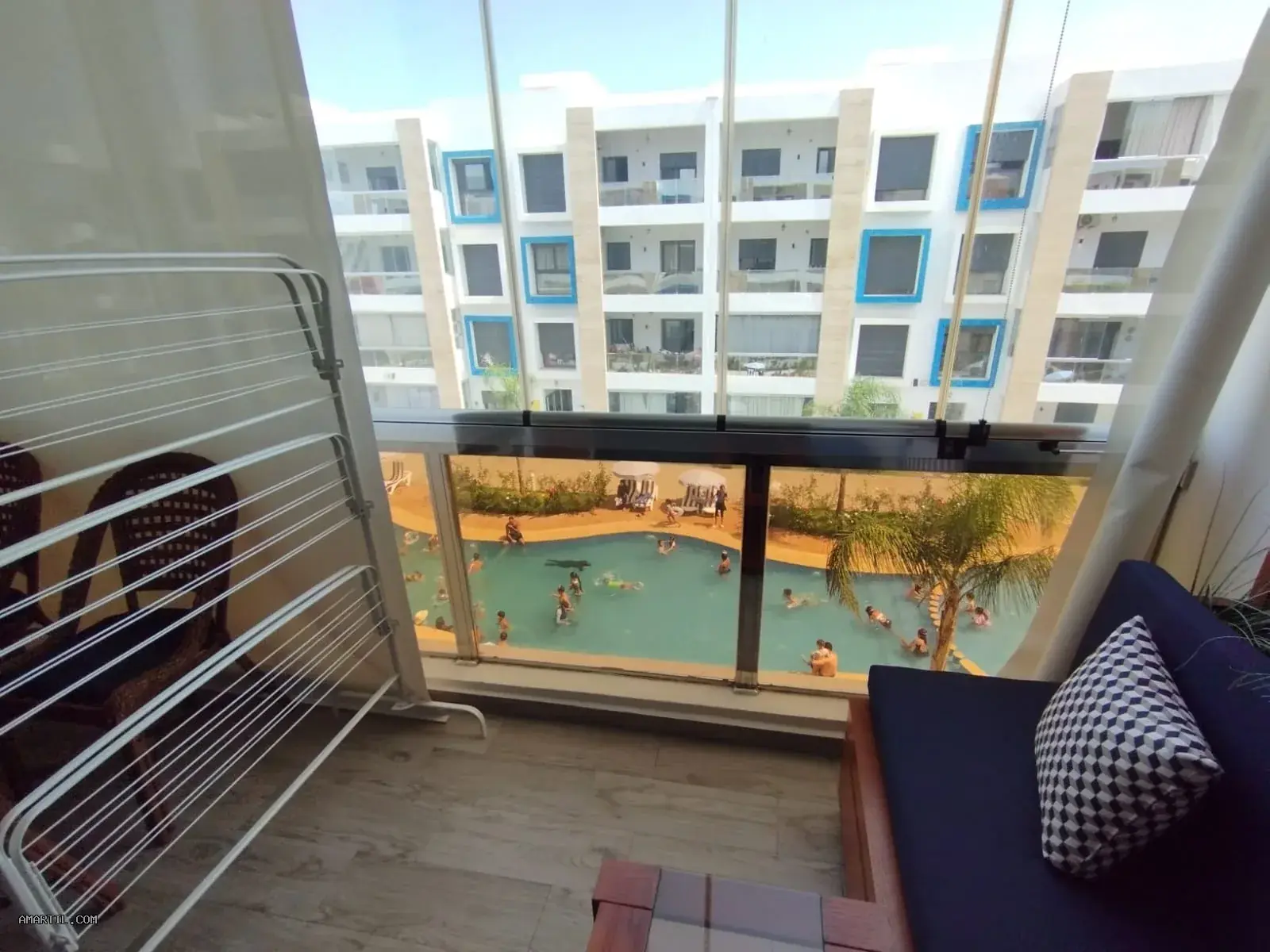 Appartement à louer à la journée au 2ᵉ étage, avec 2 chambres et un salon, accès