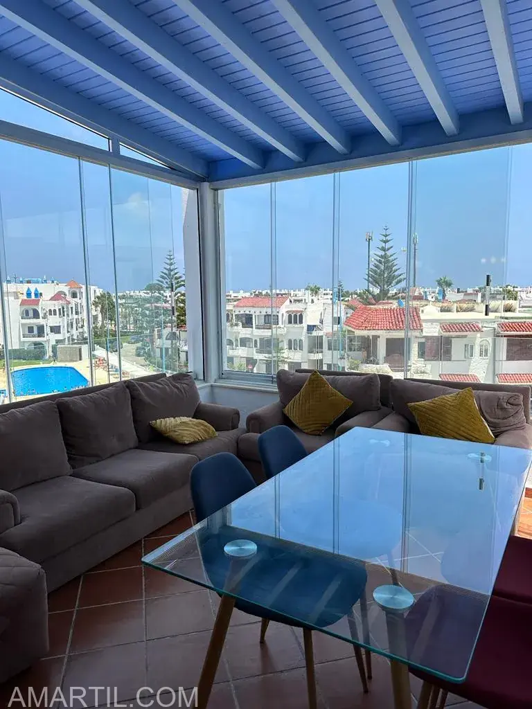 Appartement à louer à Cabo Negro, deux chambres, un salon, une piscine et une cuisine