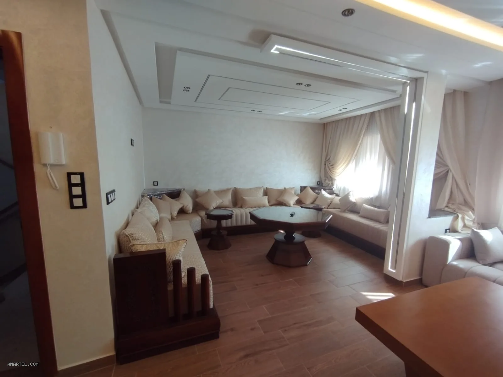 Appartement à louer à la journée au 3ᵉ étage, 2 chambres et un salon.