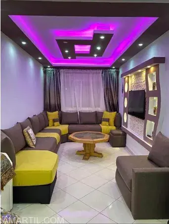 Appartement à louer au deuxième étage avec deux chambres et un salon.