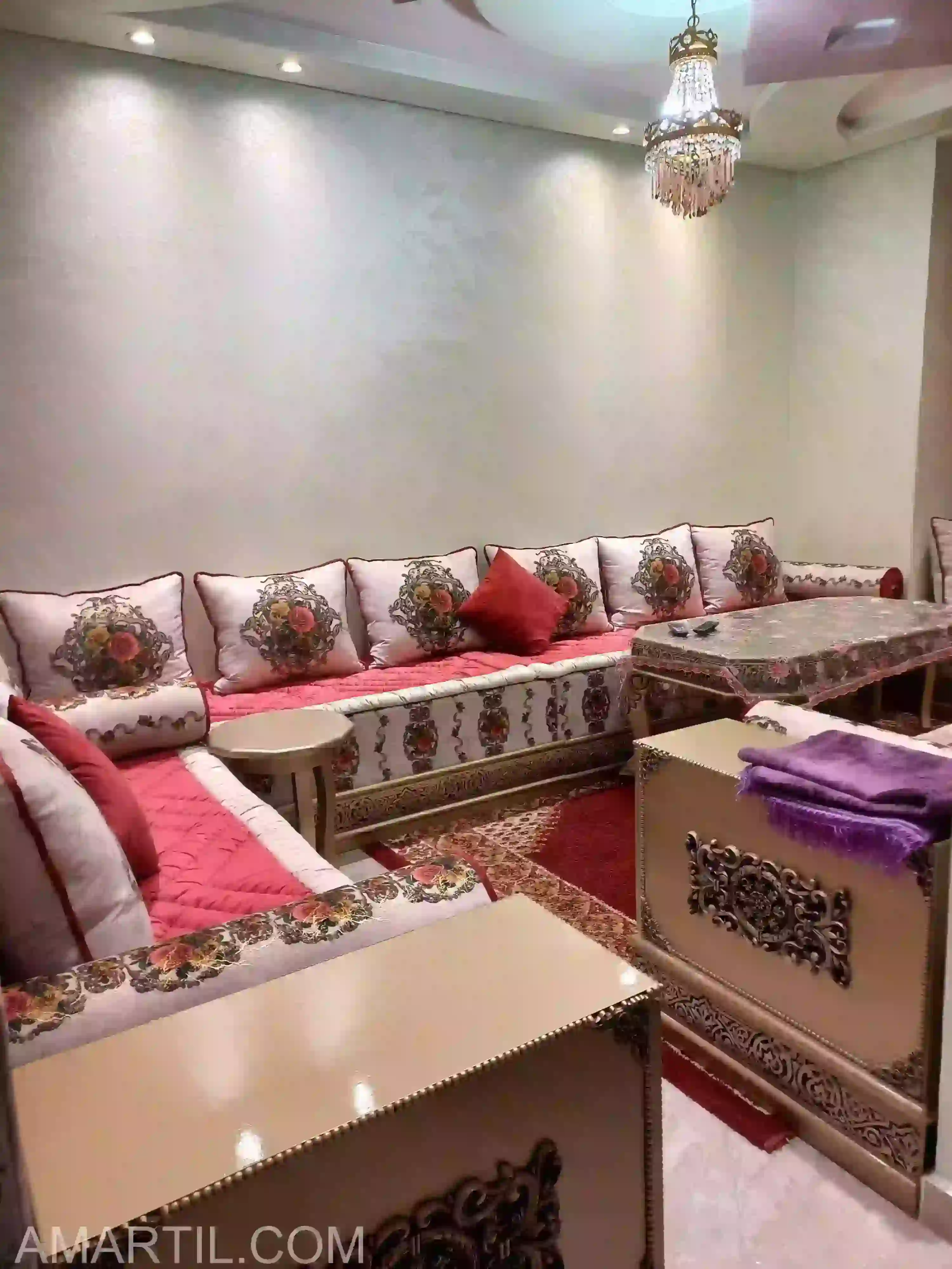 Appartement à louer à la journée à Martil, avec deux chambres et un salon.