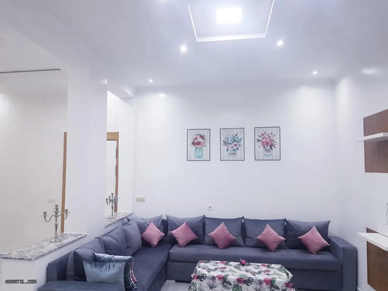 Appartement en location mensuelle, 3 chambres et salon, au rez-de-chaussée.