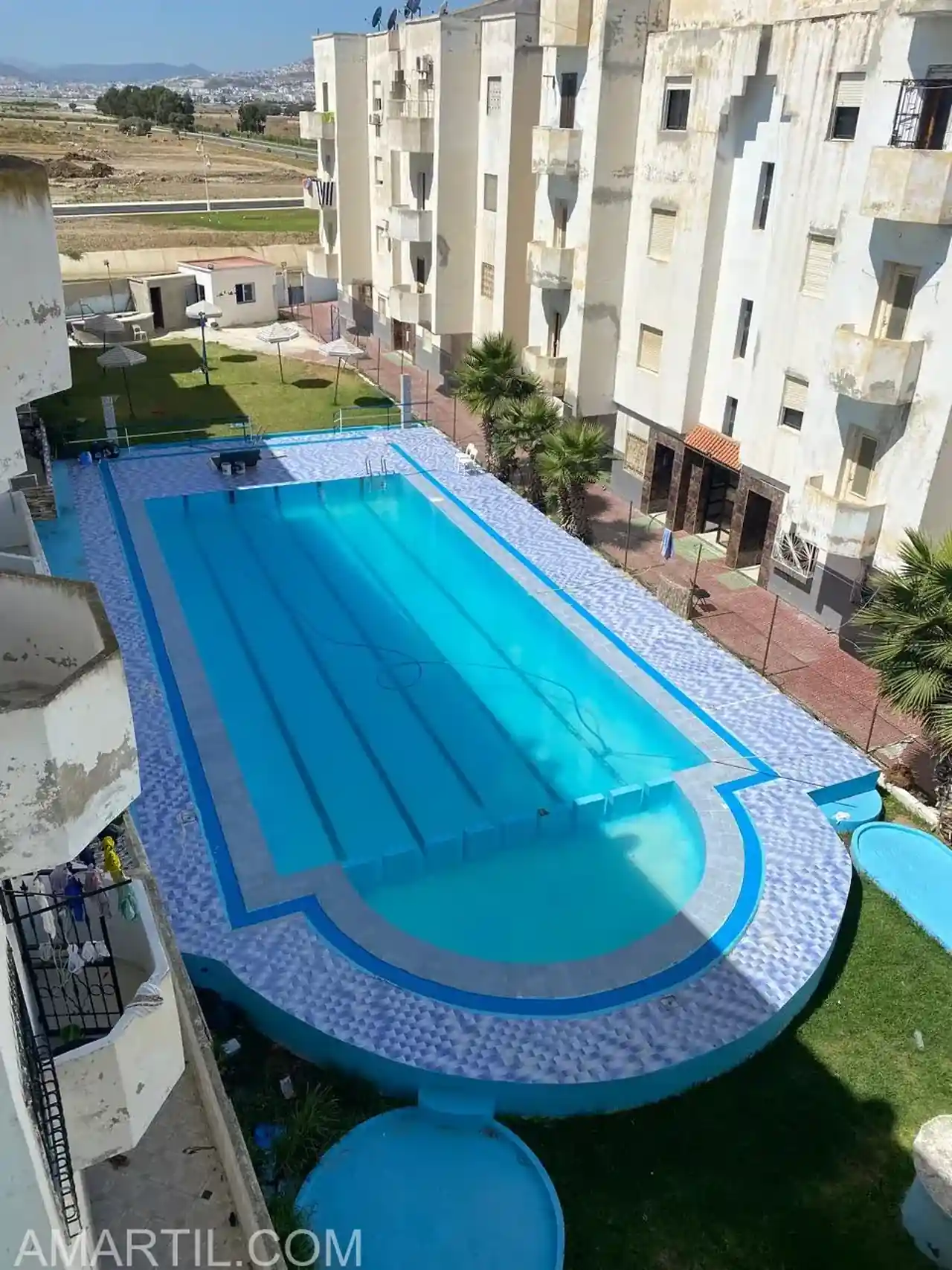 Appartement à louer à Martil, situé au 3ᵉ étage, comprenant 2 chambres.